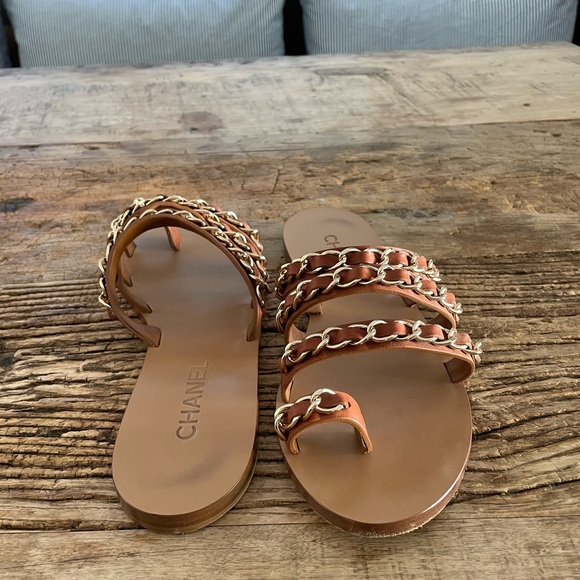 CHANEL LEATHER CHAIN TOE RING SANDALS - Picture 4 of 5